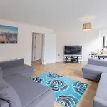 Stayzo Castle Point 6 Apartment - Premier Lodge